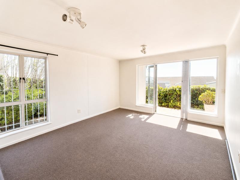 1 Bedroom Property for Sale in Vredehoek Western Cape